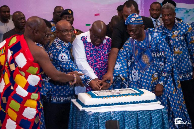 Nana Addo Falls In Love with HTU @50 Cake